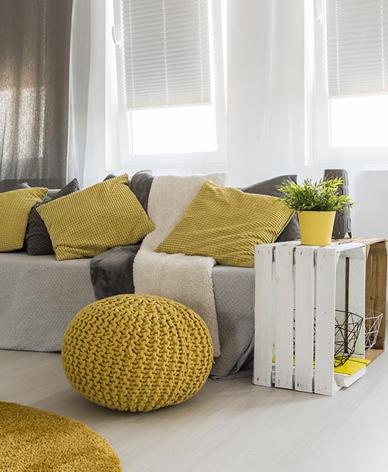 Plattenbau-Wohnzimmer im skandinavischen Stil Inspiration für eine schöne Couch